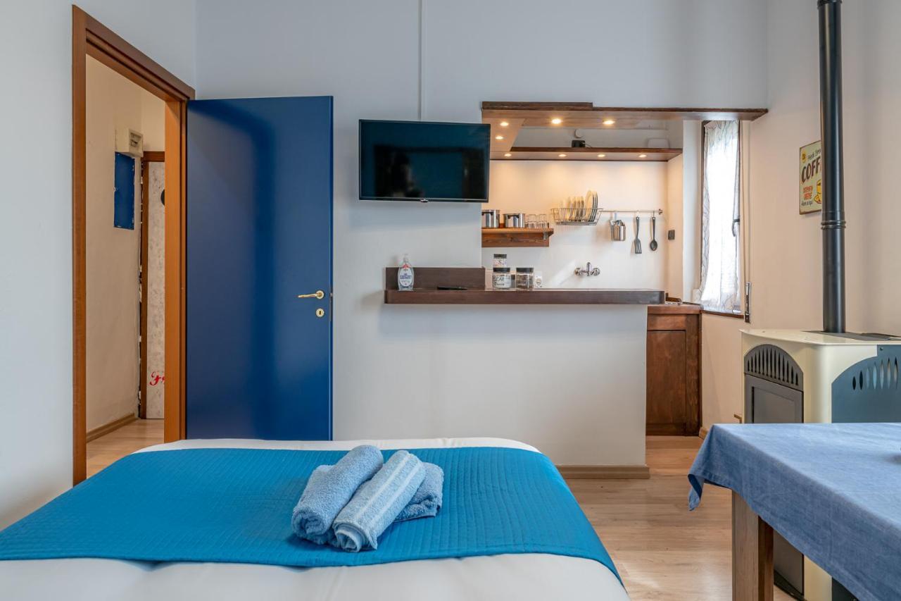 Bilocale Blue Relax Leilighet Erba Eksteriør bilde
